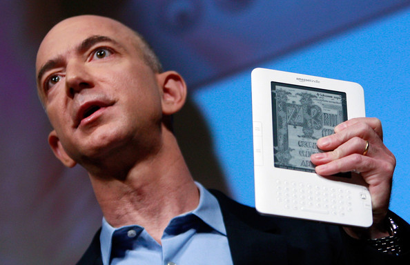 Jeff-bezos-kindle